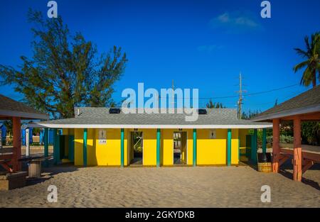 Grand Cayman, Cayman Islands, Feb 2021, farbenfrohes öffentliches Toilettengebäude am Seven Mile Beach Stockfoto