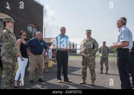 Die Oberst der Pennsylvania Air National Guard, Deane Thomey, Kommandant des 111. Angriffsflügels, besichtigt die Biddle Air National Guard Base in Horsham, Pennsylvania, zusammen mit den Vertretern des Staates Todd Stephens (151. Bezirk), Todd Polinchock (144. Bezirk) und Meghan Schroeder (29. Bezirk) Als Teil eines Updates über die Installationsbemühungen zur Lösung von Problemen mit der Wasserqualität im Zusammenhang mit dem Trink- und Regenwasserabfluss der Basis am 28. Juli 2021. Alle drei Vertreter besichtigten die neue Trinkwasseraufbereitungsanlage der Basis sowie die Grundwasser-/Oberflächenwasseraufbereitungsanlage, die ersetzt werden soll Stockfoto