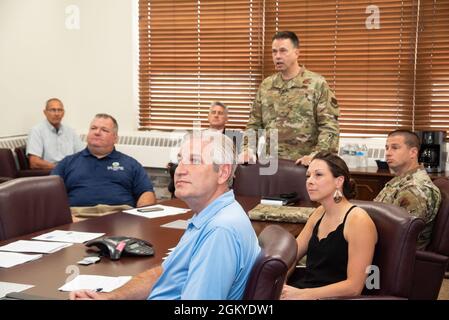 Oberst Deane Thomey, Kommandant des 111. Angriffsflügels der Pennsylvania Air National Guard, informiert die Vertreter des Staates Pennsylvania, Todd Stephens (151. Bezirk), Todd Polinchock (144. Bezirk) und Meghan Schroeder (29. Bezirk), auf der Biddle Air National Guard Base in Horsham, Pennsylvania, 28. Juli 2021. Die Vertreter besichtigten die neue Trinkwasseraufbereitungsanlage der Basis sowie die Grundwasser-/Oberflächenwasseraufbereitungsanlage, die die derzeit in Betrieb befindliche Zwischenabflussaufbereitungsanlage innerhalb von Wochen ersetzen soll. Stockfoto