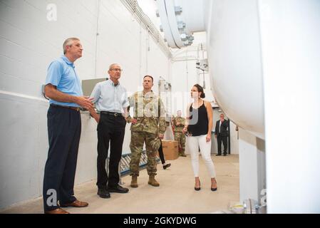 Die Oberst der Pennsylvania Air National Guard, Deane Thomey, Kommandant des 111. Angriffsflügels, führt zusammen mit Vertretern des Staates Pennsylvania eine Tour durch eine Wasseraufbereitungsanlage, um sie über die Bemühungen zu informieren, Wasserqualitätsprobleme im Zusammenhang mit Trinkwasser und Sturmwasser auf der Biddle Air National Guard Base in Horsham, Pennsylvania, zu beheben. 28. Juli 2021. Den Vertretern der Bundesstaaten Todd Stephens (151. Bezirk), Todd Polinchock (144. Bezirk) und Meghan Schroeder (29. Bezirk) wurde eine Besichtigung der neuen Trinkwasseraufbereitungsanlage sowie der Grund-/Oberflächenwasseraufbereitungsanlage, die sich in der Stadt befindet, angeboten Stockfoto