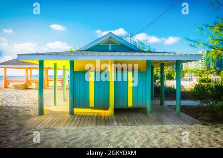 Grand Cayman, Cayman Islands, Feb 2021, farbenfrohes öffentliches Toilettengebäude am Seven Mile Beach Stockfoto