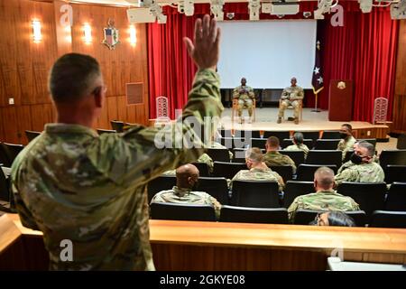 LT. General R. Scott Dingle, 45. General-Chirurg der United States Army and Command Sgt. Maj. Diamond D. Hough, United States Army Medical Command, spricht mit führenden medizinischen Führungskräften der Armee auf Hawaii während eines Besuchs im Tripler Army Medical Center am 28. Juli 2021. Stockfoto