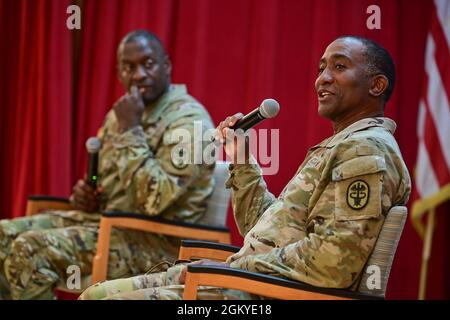 LT. General R. Scott Dingle, 45. General-Chirurg der United States Army and Command Sgt. Maj. Diamond D. Hough, United States Army Medical Command, spricht mit führenden medizinischen Führungskräften der Armee auf Hawaii während eines Besuchs im Tripler Army Medical Center am 28. Juli 2021. Stockfoto