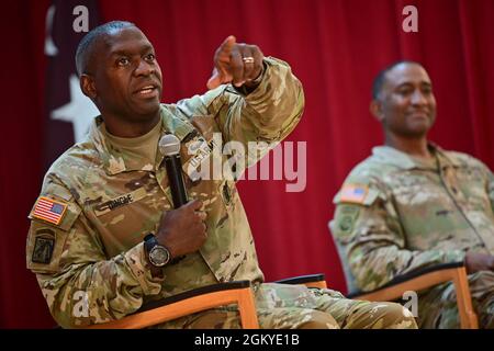 LT. General R. Scott Dingle, 45. General-Chirurg der United States Army and Command Sgt. Maj. Diamond D. Hough, United States Army Medical Command, spricht mit führenden medizinischen Führungskräften der Armee auf Hawaii während eines Besuchs im Tripler Army Medical Center am 28. Juli 2021. Stockfoto