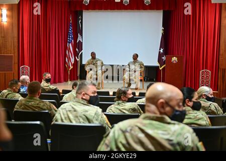 LT. General R. Scott Dingle, 45. General-Chirurg der United States Army and Command Sgt. Maj. Diamond D. Hough, United States Army Medical Command, spricht mit führenden medizinischen Führungskräften der Armee auf Hawaii während eines Besuchs im Tripler Army Medical Center am 28. Juli 2021. Stockfoto