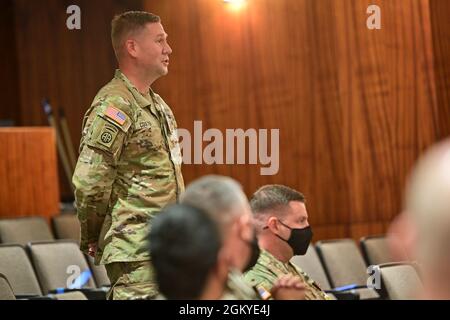 LT. General R. Scott Dingle, 45. General-Chirurg der United States Army and Command Sgt. Maj. Diamond D. Hough, United States Army Medical Command, spricht mit führenden medizinischen Führungskräften der Armee auf Hawaii während eines Besuchs im Tripler Army Medical Center am 28. Juli 2021. Stockfoto