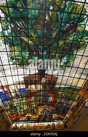 Guernica, Spanien - 11. September 2021: Der Baum der Gernika Buntglasdecke im Haus der Versammlung (Casa de las Juntas), Gernika (Guernica), baskischer Graf Stockfoto