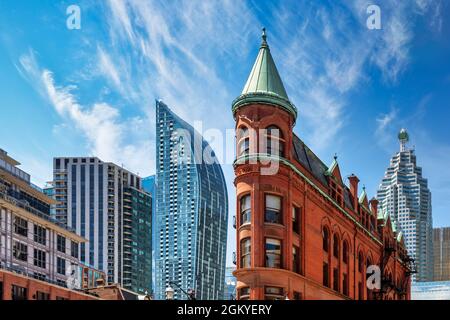 Der L Tower hat eine geschwungene Architektur in der Innenstadt von Toronto, Kanada. Stockfoto