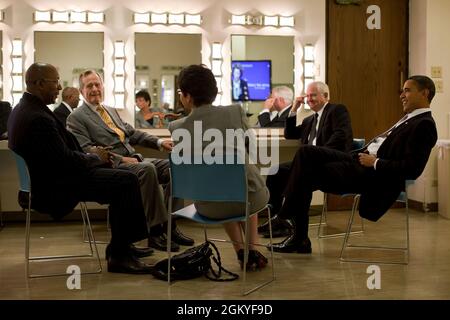 Präsident Barack Obama trifft sich von links mit dem US-Handelsbeauftragten Ron Kirk, dem ehemaligen Präsidenten George H. W. Bush, der Senior Advisor Valerie Jarrett und dem Verteidigungsminister Robert Gates vor dem Points of Light-Forum an der Texas A&M University in College Station, Texas, 16. Oktober 2009. (Offizielles Foto des Weißen Hauses von Pete Souza) Dieses offizielle Foto des Weißen Hauses wird nur zur Veröffentlichung durch Nachrichtenorganisationen und/oder zum persönlichen Druck durch die Betreffzeile(en) des Fotos zur Verfügung gestellt. Das Foto darf in keiner Weise manipuliert werden und darf nicht in kommerziellen oder politischen Bereichen verwendet werden Stockfoto