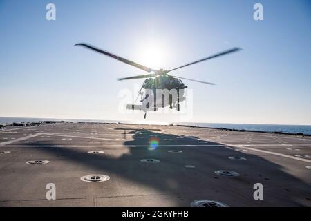 PAZIFISCHER OZEAN (28. Juli 2021) ein MH-60 Black Hawk, der dem 160. Special Operations Aviation Regiment (SOAR) zugewiesen wurde, landet auf dem Flugdeck des Litoral Combat Ship USS Coronado (LCS 4). Das Littoral Combat Ship (LCS) ist eine schnelle, agile, missionskorremierte Plattform, die für den Einsatz in Küstenumgebungen entwickelt wurde und sich gegen Küstenbedrohungen des 21. Jahrhunderts ausspioniert. Die LCS ist in der Lage, die Vorwärtspräsenz, die maritime Sicherheit, die Seekontrolle und die Abschreckung zu unterstützen. Stockfoto