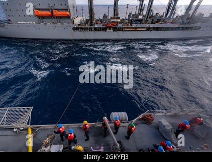 PAZIFISCHER OZEAN (28. Juli 2021) Seeleute, die dem Unabhängigkeitsvariante-Küstenkampfschiff USS Coronado (LCS 4) zugewiesen wurden, hebeten während einer Auffüllung auf See eine Linie mit dem Flottennachschuböler USNS Yukon (T-AO-202). Das Littoral Combat Ship (LCS) ist eine schnelle, agile, missionskorremierte Plattform, die für den Einsatz in Küstenumgebungen entwickelt wurde und sich gegen Küstenbedrohungen des 21. Jahrhunderts ausspioniert. Die LCS ist in der Lage, die Vorwärtspräsenz, die maritime Sicherheit, die Seekontrolle und die Abschreckung zu unterstützen. Stockfoto