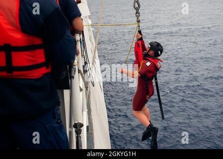 Coast Guard Petty Officer 3rd Class Marcus Gilliland, ein Maschinentechniker, an Bord des Küstenwache-Schneiders Munro bereitet sich darauf vor, als Rettungsschwimmer des Schneiders im Pazifischen Ozean ins Wasser zu gelangen, 28. Juli 2021. Coast Guard Cutter Munro führte Mann-über-Bord-Übungen durch, um die Betriebsfähigkeit aufrechtzuerhalten. Stockfoto