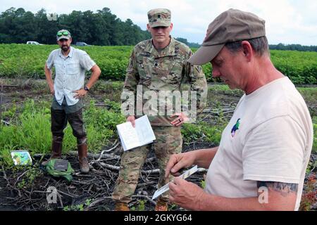 Richard Darden (rechts), der regulatorische Projektmanager für das U.S. Army Corps of Engineers, Bezirk Charleston, erklärt LT. Col. Andrew Johannes und anderen Mitarbeitern, wie Bodenproben bei einem Feldbesuch in Orangeburg analysiert werden können, S.C. Johannes übernahm im Juli das Kommando über den Distrikt und nahm an Abgrenzungsschulungen Teil, um neue Mitglieder des Distrikts besser darüber zu informieren, was die Regulierungsbehörden für ihre Arbeit tun. Stockfoto