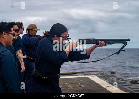 210728-N-LP924-1159 PAZIFIK (28. Juli 2021) Feuerwehrmann 2. Klasse Marisa Bodemer, gebürtig aus Jersey City, New Jersey, feuert eine Schrotflinte vom Heck des Zerstörers USS Michael Murphy (DDG 112) der Arleigh Burke-Klasse, 28. Juli 2021. Murphy führt derzeit Routineoperationen in der dritten US-Flotte durch. Stockfoto