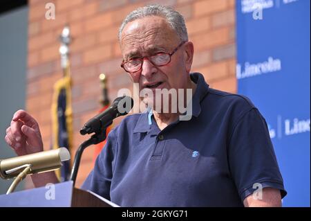 New York, USA. September 2021. Der Mehrheitsführer des Senats, Chuck Schumer (D-N.Y.), hält eine Pressekonferenz ab, um eine FEMA-Erstattung in Höhe von 860 Millionen US-Dollar an die öffentlichen Krankenhäuser von New York City für COVID-19-Ausgaben im Lincoln Hospital im New Yorker Stadtteil Bronx, NY, am 15. September 2021 anzukündigen. Senator Schumer wird von Rep. Ritchie Torres (D-N.Y. ), die nach ihren Bemühungen zur Bekämpfung der Pandemie an der Aushandlung der Mittel zur Stabilisierung der Finanzen des öffentlichen Krankenhaussystems beteiligt waren. (Anthony Behar/Sipa USA) Quelle: SIPA USA/Alamy Live News Stockfoto