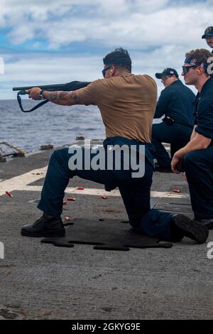 210728-N-LP924-1127 PAZIFIK (28. Juli 2021) Gunners Mate 2nd Class Anthony Robles, ein gebürtiger Phönix, feuert eine Schrotflinte vom Heck des Zerstörers USS Michael Murphy (DDG 112) der Arleigh Burke-Klasse, 28. Juli 2021. Murphy führt derzeit Routineoperationen in der dritten US-Flotte durch. Stockfoto