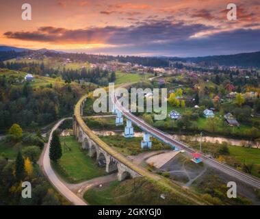 Schönes altes Viadukt bei Sonnenuntergang in den karpaten im Herbst Stockfoto