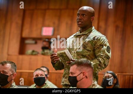 LT. General R. Scott Dingle, 45. General-Chirurg der United States Army and Command Sgt. Maj. Diamond D. Hough, United States Army Medical Command, spricht mit führenden medizinischen Führungskräften der Armee auf Hawaii während eines Besuchs im Tripler Army Medical Center am 28. Juli 2021. Stockfoto