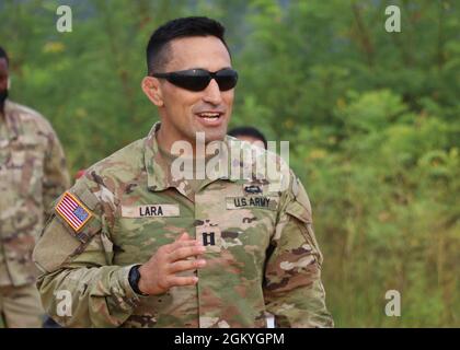 Capt. Marco Lara, Kommandant, Headquarters and Headquarters Company, Special Trupps Bataillon, 1st Theatre Sustainment Command, führt während einer medizinischen Evakuierungsschulung in Fort Knox, Kentucky, am 29. Juli 2021, eine Sicherheitsunterweisung durch. Während der Veranstaltung führten Soldaten des 1. TSC auch Schulungen zu Hand- und Armsignalen durch, behandelten einen Unfall und riefen eine medizinische Evakuierung mit neun Leitungen auf einem einkanaligen Boden- und Luftfunksystem aus. Stockfoto