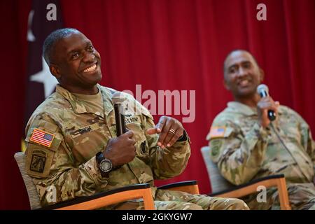 LT. General R. Scott Dingle, 45. General-Chirurg der United States Army and Command Sgt. Maj. Diamond D. Hough, United States Army Medical Command, spricht mit führenden medizinischen Führungskräften der Armee auf Hawaii während eines Besuchs im Tripler Army Medical Center am 28. Juli 2021. Stockfoto