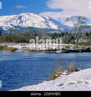 Schottland. Perthshire. Callander. Winterszene des Flusses Teith mit Ben Ledi. Stockfoto