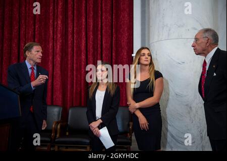 Die Vereinigten Staaten, Senator Richard Blumenthal (Demokrat von Connecticut), links, und der US-Senator Chuck Grassley (Republikaner von Iowa), rechts, werden von der Turnerin Kaylee Lorincz, Zweiter von links, und NCAA und der Weltmeisterin Maggie Nichols, Zweiter von rechts, Und andere Turnerinnen, für eine Pressekonferenz, um über den Missbrauch zu sprechen, den sie von Larry Nassar, dem jetzt inhaftierten US-Frauenarzt für nationale Gymnastik, und die Behandlung ihrer Fälle durch das FBI, am Mittwoch, den 15. September 2021, im Russell Senate Office Building in Washington, DC, erfahren haben. Kredit: Rod Lampey/CNP/Sipa US Stockfoto