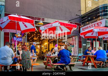 Kunden essen auf der Terrasse auf dem Bürgersteig bei Roosters in der Dauphin Street, 10. September 2021, während der Aktivitäten am zweiten Freitag in Mobile, Alabama. Stockfoto