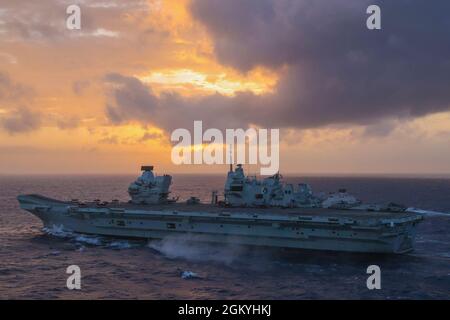Eine US-Marine mit Marine Fighter Attack Squadron 211 bereitet sich darauf vor, an Bord der HMS Queen Elizabeth eine F-35B zu landen, während sie am 29. Juli 2021 im Südchinesischen Meer eine doppelte Auffüllung mit RFA Tidespring und HNLMS Evertsen durchführt. VMFA-211 ist an die britische Carrier Strike Group 21 angeschlossen, eine von Großbritannien geführte internationale Streikgruppe, die unter anderem von der US-Marine Arleigh Burke Lenkrakenzerstörer USS the Sullivans (DDG 68) und der Royal Netherlands Navy HNLMS Evertsen unterstützt wird. Eine freie und offene Region im Indo-Pazifik-Raum, die friedlich und stabil ist, ist von entscheidender Bedeutung, um mehr Wohlstand für die Regi zu gewährleisten Stockfoto