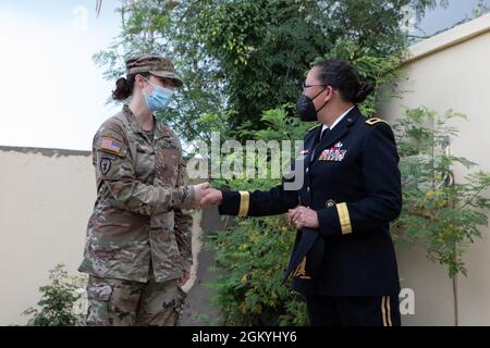 Brig. General Aida T. Borras, US Army Southern European Task Force, stellvertretender General der Afrikaabteilung, überreicht Maj. Jamie Pecha, Leiter des Gesundheitsschutzes der 44. Medizinischen Brigade, eine hervorragende Medaille während der Abschlusszeremonie der medizinischen Bereitschaftübung 21-4 im Militärkrankenhaus Ouakum, Dakar, Senegal, 28. Juli 2021. Die Übung vom 12. Bis 30. Juli 2021 bot ein reales Umfeld, in dem medizinische Fachkräfte beider Militärs ihre medizinischen Behandlungsmöglichkeiten und -Kapazitäten durch die Verbesserung ihrer medizinischen Fähigkeiten unter alternativen Bedingungen und durch das Erlernen anderer Fähigkeiten aufbauten und stärkten Stockfoto