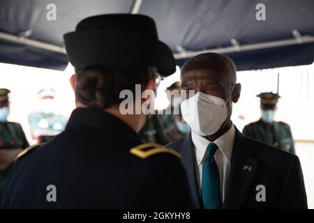 Tulinabo S. Mushingi, US-Botschafter in Senegal und Guinea-Bissau, spricht mit Brig. General Aida T. Borras, US Army Southern European Task Force, Stellvertretende Generalkommandanteur in Afrika, während der Abschlusszeremonie der medizinischen Bereitschaftübung 21-4 im Ouakum Military Hospital, Dakar, Senegal, 28. Juli 2021. Die Übung vom 12. Bis 30. Juli 2021 bot ein reales Umfeld, in dem medizinische Fachkräfte beider Militärs ihre medizinischen Behandlungsmöglichkeiten und -Kapazitäten durch die Verbesserung ihrer medizinischen Fähigkeiten unter alternativen Bedingungen und durch das Erlernen verschiedener Protokolle von ihrem Land bauten und stärkten Stockfoto