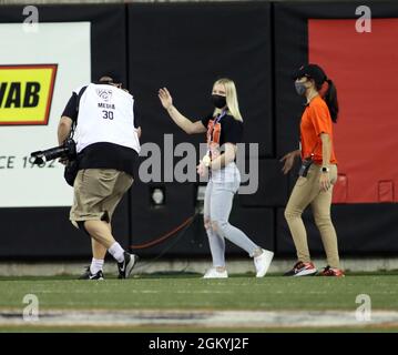 11. September 2021 - die olympische Goldmedaillengewinnerin Jade Carey aus Tokio 2020 tritt während eines Spiels zwischen den Oregon State Beavers und den Hawaii Rainbow Warriors im Reser Stadium in Corvallis, ODER - Michael Sullivan/CSM, auf Stockfoto