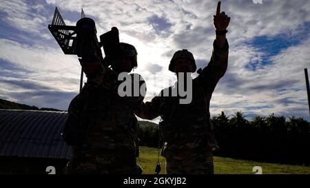 Ohio Army National Guard Soldaten Spc. Kiya Marshall (links) und Staff Sgt. Tyler Hamilton (rechts), der dem 1. Bataillon, 174. Air Defense Artillery Regiment, zugewiesen wurde, betreibt während der Übung Forager 21 am 29. Juli 2021 auf der Andersen Air Force Base, Guam, ein man-portables Luftverteidigungssystem (MANPADS). Der MANPADS ist ein Boden-Luft-Raketensystem, das mobilen Kurzstreckenluftabwehrschutz für Bodeneinheiten bietet. Übung Forager 21 ist eine pazifische Übung der US-Armee, die entwickelt wurde, um die Fähigkeit der Theaterarmee zu testen und zu verfeinern, Landmachtkräfte in das Theater zu strömen, das Kommando und die Kontrolle über Th auszuführen Stockfoto