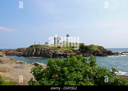 Der Nubble Lighthouse in York Maine an einem sonnigen Tag im Sommer Stockfoto