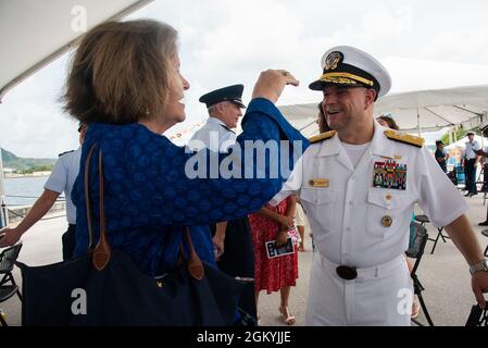 SANTA RITA, Guam (29. Juli 2021) - hintere ADM. Benjamin Nicholson, rechts, begrüßt Linda Gilday, die Ehefrau von Chief of Naval Operations ADM. Mike Gilday, nach einer Zeremonie auf dem US-Marinestützpunkt Guam, 29. Juli. Die Zeremonie beauftragte drei neue US-Küstenwache Stockfoto
