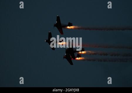 Das Aerobatic-Team von Aeroshell führt am Abend während des EAA AirVenture Oshkosh 2021 am Wittman Regional Airport, Wis., 29 2021. Juli, Formationsflüge durch. Die Airshow feiert die Geschichte und das Erbe der Luftfahrt und zeigt verschiedene Arten von Militärflugzeugen, um Kampfsimulationen als Hommage an den Zweiten Weltkrieg, die koreanische und vietnamesische Ära zu zeigen. Stockfoto