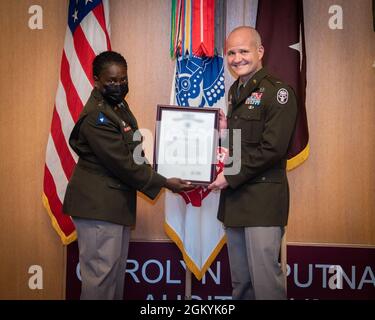 General Telita Crosland, stellvertretende Generalchirurgen der Armee, stellt Brig. General Clinton Murray, Generalkommandant des Brooke Army Medical Center, mit einer Beförderungsbescheinigung während einer Zeremonie im Carolyn D. Putnam Auditorium, BAMC, Fort Sam Houston, Texas, Juli 29, 2021. Murray übernahm das Kommando über BAMC am 2. August 2021. Stockfoto