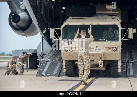 US Air Force Airman 1st Class Nathaniel Catrow, ein Ladermeister der 167th Operations Group, taxis einen M978 Heavy Expanded Mobility Tactical Truck (HEMTT) der 1528th Forward Support Company, Special Operations (Airborne), West Virginia National Guard, Die Rampe eines C-17-Globmaster III-Flugzeugs mit dem 167. Luftlift-Flügel im Rahmen einer Trainingsübung zum Laden von Fracht auf der Shepherd Field Air National Guard Base, Martinsburg, West Virginia, 29. Juli 2021. Diese Schulung zeigte die Interoperabilität der gemeinsamen Truppe und die Fähigkeit, Truppen und Fracht in einem gemeinsamen Fehlschlag rasch einzusetzen Stockfoto