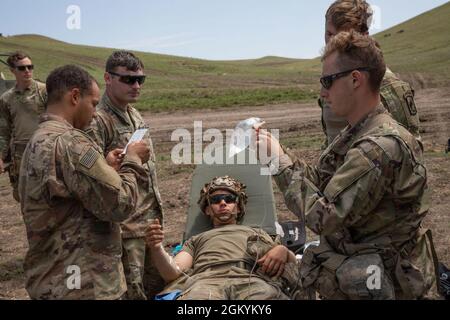 Soldaten der US-Armee, die der Charlie-Truppe, der 1. Staffel, dem 91. Kalvarienregiment und der 173. Luftbrigade (Airborne) zugewiesen sind, versorgen einen simulierten Verletzten während eines medizinischen Evakuierungstrainingszenarios im Vaziani-Trainingsgebiet, Georgia, am 30. Juli 2021 mit intravenöser Flüssigkeit. Agile Spirit 2021 ist eine gemeinsame, multinationale Übung, die von den georgischen Verteidigungskräften und der US-Armee Europa und Afrika geleitet wird. Die Übung findet vom 26. Juli bis 6. August 2021 statt und umfasst eine simulierte Übung auf Kommandoebene, eine Übung zum Feldtraining und gemeinsame, multinationale Bataillon-Ebene kombinierte Waffen-Live-Brände. Agil Stockfoto
