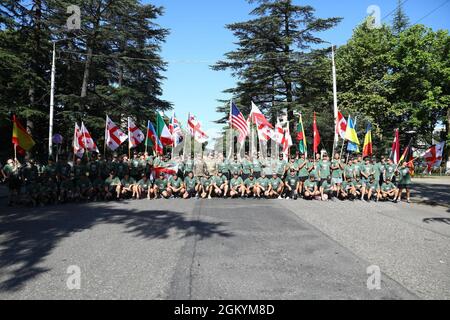 Koalitionssoldaten stehen für ein Gruppenfoto, nachdem sie ein Rennen zur Feier des Internationalen Tages der Freundschaft während der Agile Spirit 2021 in Senaki, Georgia, am 30. Juli 2021 absolviert haben. Agile Spirit 2021 ist eine gemeinsame, multinationale Übung, die von den georgischen Verteidigungskräften und der US-Armee Europa und Afrika geleitet wird. Die Übung findet vom 26. Juli bis 6. August 2021 statt und umfasst eine simulierte Übung auf Kommandoebene, eine Übung zum Feldtraining und gemeinsame, multinationale Bataillon-Ebene kombinierte Waffen-Live-Brände. Agile Spirit verbessert die Letalität und Interoperabilität der US-, georgischen, alliierten und Partnerkräfte Stockfoto