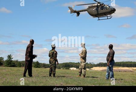 Brig. Gen Geraldine George (links), stellvertretender Stabschef der Streitkräfte von Liberia und Oberstleutnant der US-Armee Kathryn Prater (rechts), stellvertretender Leiter der Operationen, Michigan Army National Guard, beobachten, wie UH-60 Blackhawk im Camp Grayling Joint Maneuver Training Center den Flug nimmt, 30. Juli 2021. Die Offiziere trafen sich zu einer Diskussion über Frauen, die im Militär dienen. Die Nationalgarde von Michigan setzt ihre staatliche Partnerschaft mit den Streitkräften der Republik Liberia während des Nordstreiks 21 fort. Stockfoto