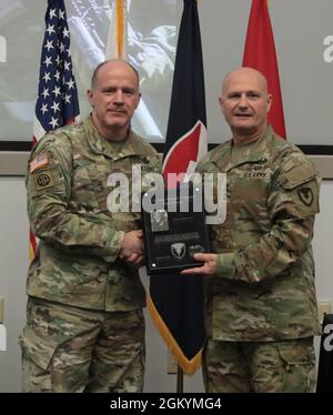 General Ed Daly, Kommandant des Armeemateriel-Kommandos, führt Gen. Stephen Lyons während des Army Sustainment Leader Summit am AMC-Hauptquartier, Redstone Arsenal, Alabama, im Juli 30 in den Ruhestand. Stockfoto