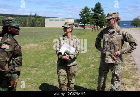 Brig. Gen Geraldine George, stellvertretender Stabschef der Streitkräfte von Liberia, Besuche bei Oberst der US-Armee, Carrie Perez, Kommandantin der 36. Sustainment Brigade, Texas Army National Guard, Und Oberstleutnant der US-Armee, Kathryn Prater, stellvertretende Leiterin der Operationen, Nationalgarde der Michigan Army im Camp Grayling Joint Maneuver Training Center, 30. Juli 2021. Die Offiziere trafen sich zu einer Diskussion über Frauen, die im Militär dienen. Die Nationalgarde von Michigan setzt ihre staatliche Partnerschaft mit den Streitkräften der Republik Liberia während des Nordstreiks 21 fort. Stockfoto