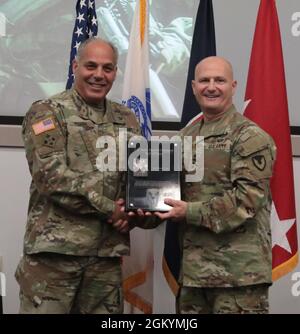 General Ed Daly, Kommandant des Armeemateriel-Kommandos, führt Gen. Gus Perna während des Summits des Armeenachhaltigenführers am AMC-Hauptquartier, Redstone Arsenal, Alabama, im Juli 30 in den Ruhestand. Stockfoto