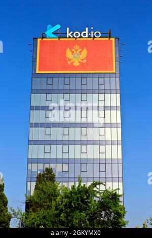 Die Nationalflagge Montenegros (seit dem 13. Juli 2004) auf einem Bürogebäude in Podgorica, Montenegro Stockfoto