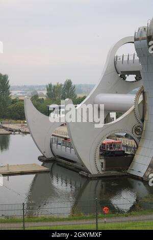Das Falkirk Wheel, ein rotierender Bootslift in Tamfourhill, Falkirk, in Zentralschottland, verbindet den Forth- und Clyde-Kanal mit dem Union-Kanal. Stockfoto