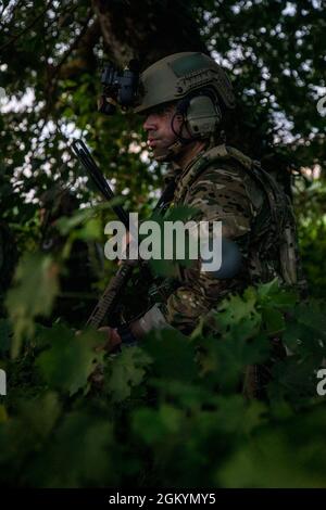 BARRIGADA, Guam -- Ein Green Beret, der dem 1. Bataillon, 1. Special Forces Group (Airborne), zugewiesen wurde, wacht während der Defender Pacific 21 am 30. Juli 2021 über feindliche Bewegungen. DP21 ist eine von vielen Übungen und Aktivitäten der US-Armee im Pazifik, die im Sommer 2021 stattfinden und die die Nationale Verteidigungsstrategie durch die Integration von Landmacht im Indo-Pazifik umsetzen, um die Gemeinsame Kraft zu ermöglichen; Vertrauen und Interoperabilität mit Verbündeten und Partnern aufzubauen; Und neue Multi-Domain-Funktionen einsetzen, um Innovation und Experimente zu unterstützen. Stockfoto