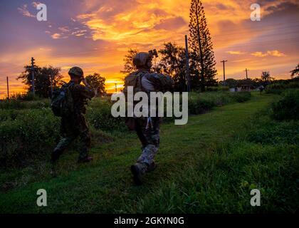 BARRIGADA, Guam -- Ein Green Beret, der dem 1. Bataillon, der 1. Special Forces Group (Airborne), zugewiesen wurde, manövriert während des Defender Pacific 21 am 30. Juli 2021 zusammen mit einem Mitglied der japanischen Boden-Selbstverteidigungseinheit in das Zielgebiet. DP21 ist eine von vielen Übungen und Aktivitäten der US-Armee im Pazifik, die im Sommer 2021 stattfinden und die die Nationale Verteidigungsstrategie durch die Integration von Landmacht im Indo-Pazifik umsetzen, um die Gemeinsame Kraft zu ermöglichen; Vertrauen und Interoperabilität mit Verbündeten und Partnern aufzubauen; Und neue Multi-Domain-Funktionen einsetzen, um Innovation und Experimente zu unterstützen. Stockfoto