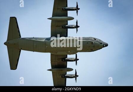 Ein AC-130J Ghostrider vom 4. Special Operations Squadron im Hurlburt Field, Florida, führt während der EAA AirVenture Oshkosh 21 am Wittman Regional Airport, Wis., 30. Juli 2021 eine Luftdemonstration durch. Mit den verschiedenen Flugzeugen und Mitarbeitern des Air Force Special Operations Command bringt AFSOC spezialisierte Luftkraft und Wettbewerbsvorteile in das zukünftige Kampfumfeld. Stockfoto