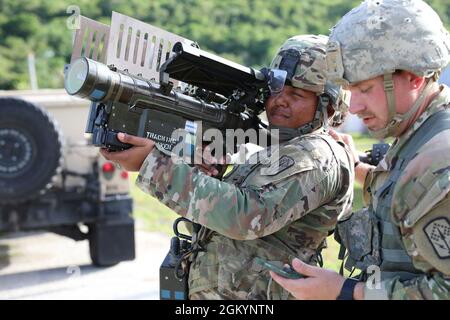 SPC der Ohio National Guard. Kiya Marshall und Staff Sgt. Tyler Hamilton, der Alpha Battery, 1. Bataillon, 174. Air Defense Artillery Regiment, zugewiesen wurde, betreibt ein von Menschen tragbares Luftverteidigungssystem, um während der Übung Forager 21 am 30. Juli 2021 auf der Andersen Air Force Base, Guam, ein feindliches Flugzeug anzugreifen. Der Avenger ist ein selbstfahrendes Boden-Luft-Raketensystem, das mobilen Luftverteidigungsschutz für Bodeneinheiten in kurzer Reichweite bietet. Übung Forager 21 ist eine pazifische Übung der US-Armee, die entwickelt wurde, um die Fähigkeit der Theaterarmee zu testen und zu verfeinern, Landmachtkräfte in das Theater zu strömen und Comman auszuführen Stockfoto