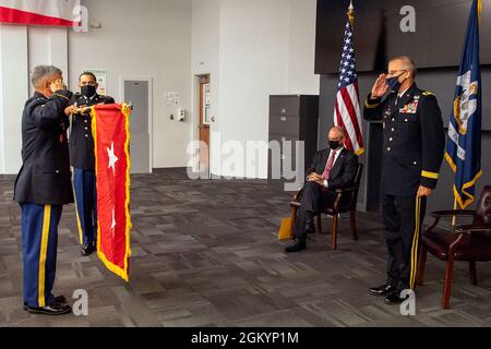 Der Generalmajor der Nationalgarde von Louisiana, Keith Waddell, gibt den Gruß von Command Sgt zurück. Maj. Clifford Ockman, hochrangiger Anführer LANG, als seine zwei-Sterne-Flagge während seiner Beförderungszeremonie im Büro des Gouverneurs für innere Sicherheit und Notfallvorsorge am 30. Juli 2021 in Baton Rouge, La, entrollt wurde. La. Maj. Gen. Waddell hat einen Master in Strategischen Studien vom United States Army war College und einen Master in Homeland Security von der Northwestern State University. Stockfoto